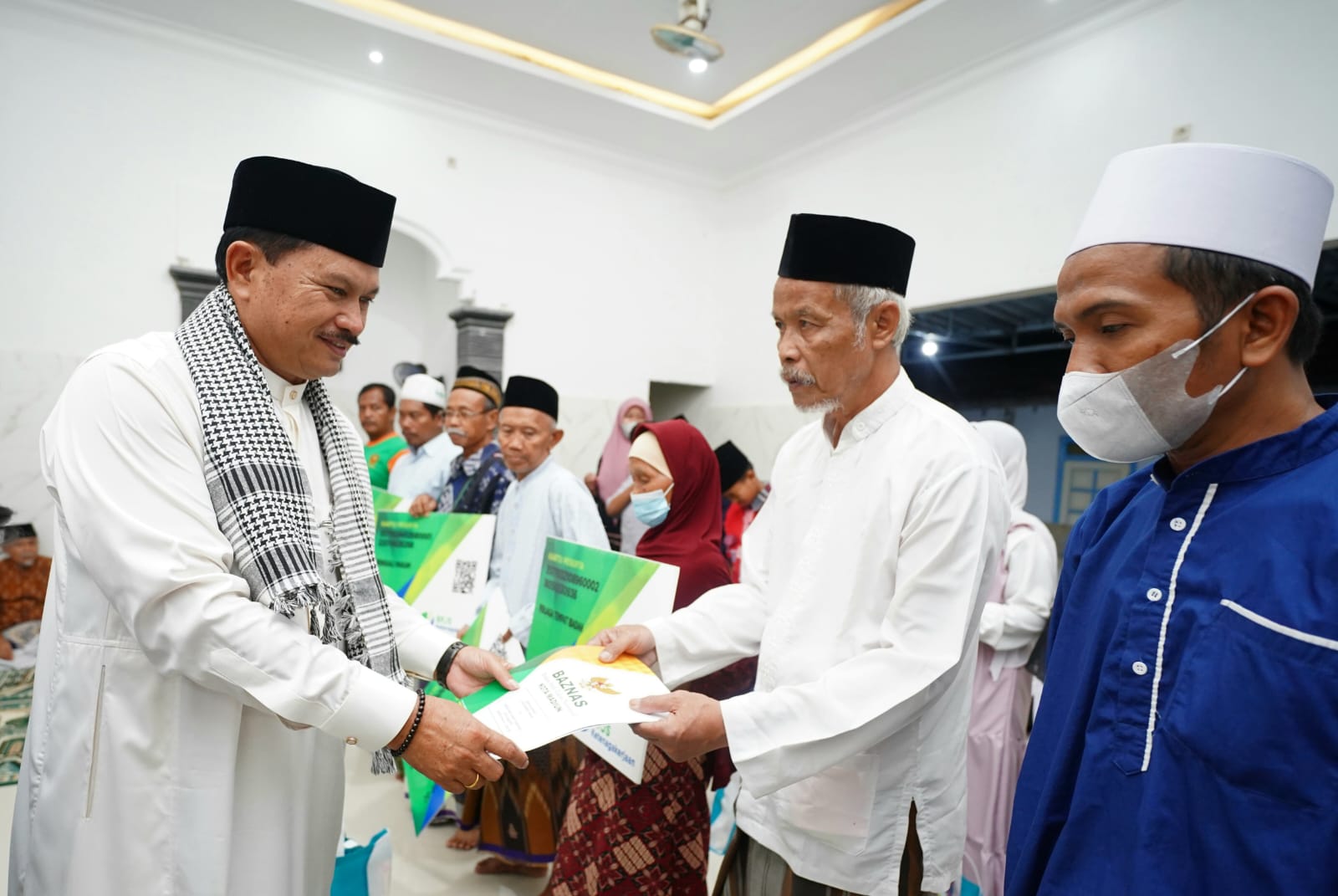 Salat Isya di Musala Baiturahim, Wali Kota Salurkan Bantuan Pembangunan Rp 50 Juta