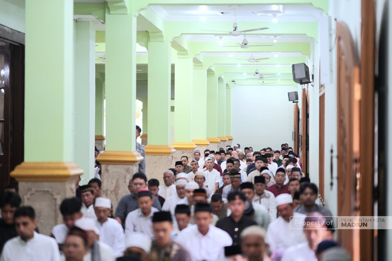 Ribuan Umat Muslim Padati Masjid Agung Baitul Hakim, Plt Wali Kota Madiun Ajak Bangun Daerah di Hari Kemenangan