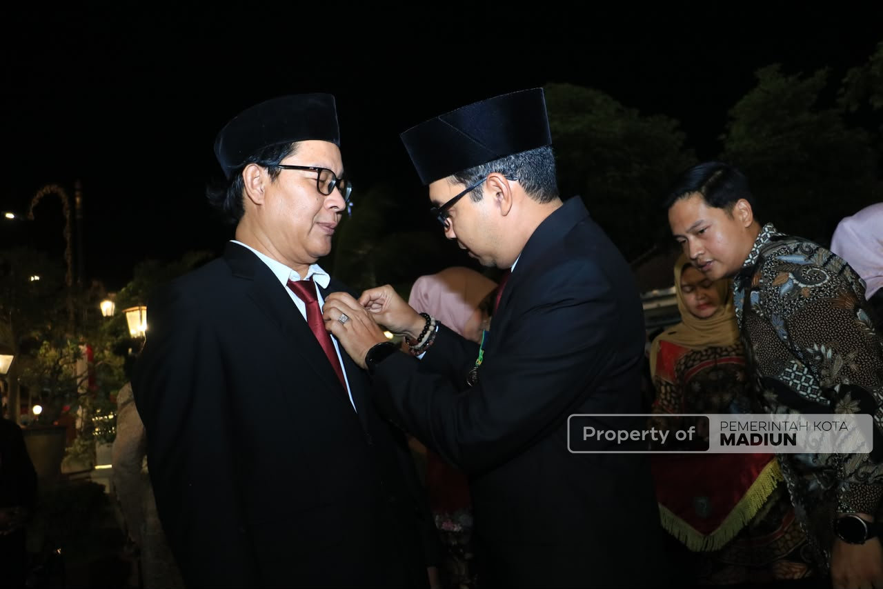 Plt Wali Kota Madiun Serahkan Tanda Kehormatan Satyalancana, Dorong ASN Jadi Jangkar Pemerintahan dan Konsisten Berikan Pelayanan Terbaik