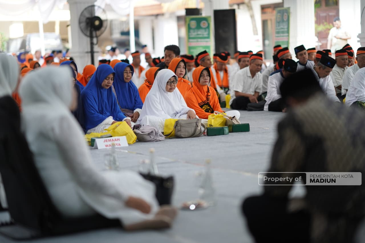 Jelang Keberangkatan Haji, Plt Wali Kota Madiun Ingatkan CJH Jaga Kesehatan dan Ikuti Arahan Pembimbing