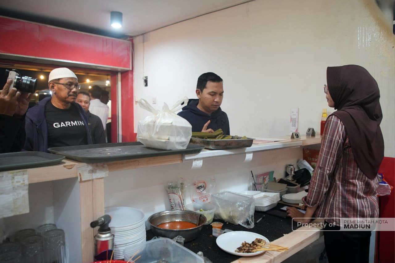 Keliling Fasum Lagi, Plt wali kota Cek Alun-alun dan Foodcourt Lantai Dua Pasar Sleko