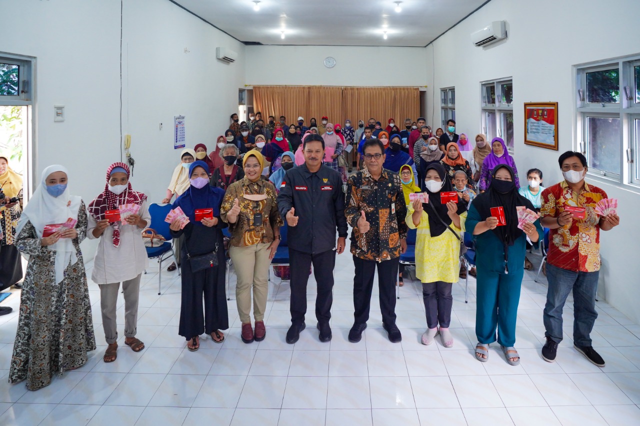 Salurkan Bantuan Akibat Kenaikan BBM Kepada Pelaku Usaha Mikro, Wali Kota: Ini Digunakan untuk Usaha