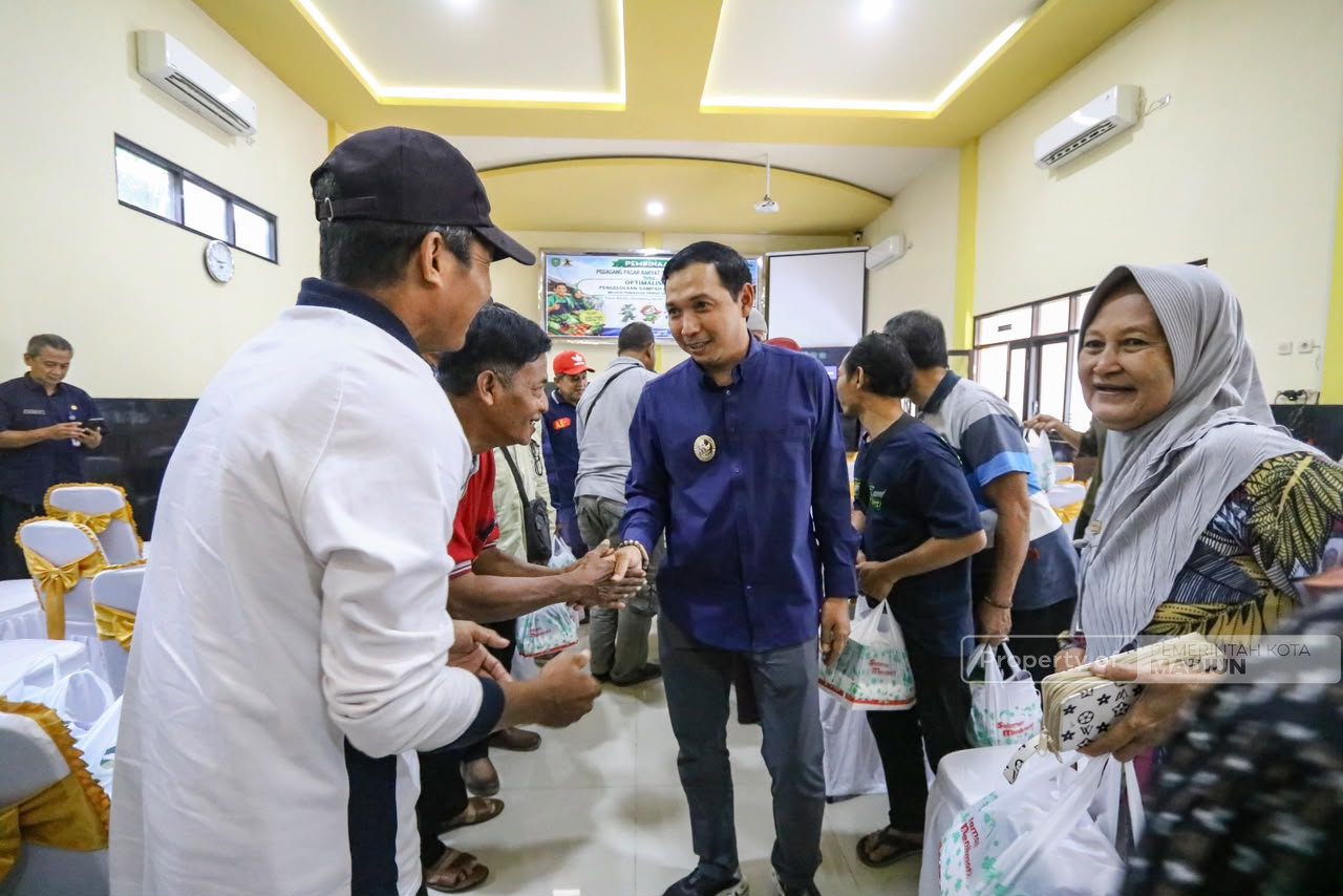 Gelar Pembinaan Pedagang Pasar, Plt Wali Kota Tekankan Pentingnya Pengelolaan Sampah