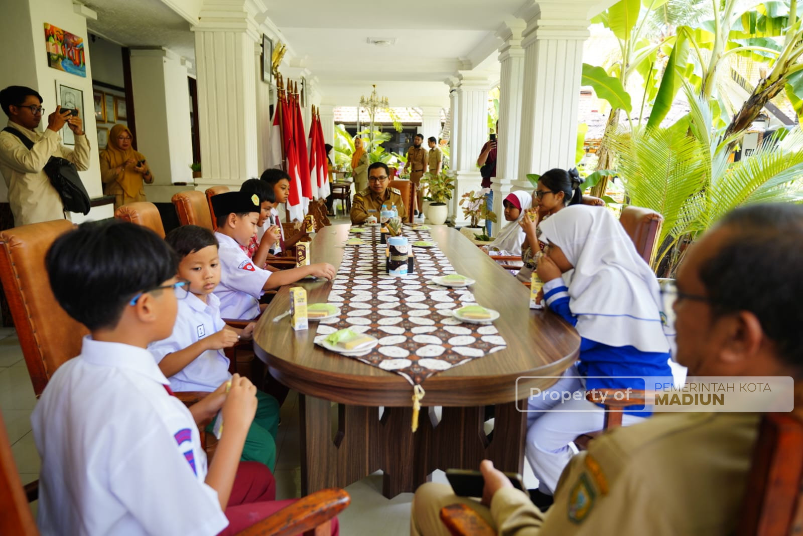 Plt Wali Kota Bersama 10 Pelukis Cilik Pasang Karya Madiun Melukis di Balai Kota