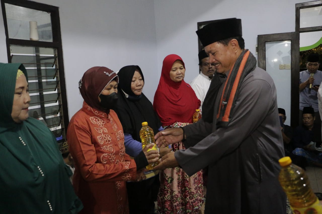 Shalat Isya Berjamaah Di Darul Muttaqien, Wali Kota Sampaikan Oleh-oleh Dari Negeri Kincir Angin