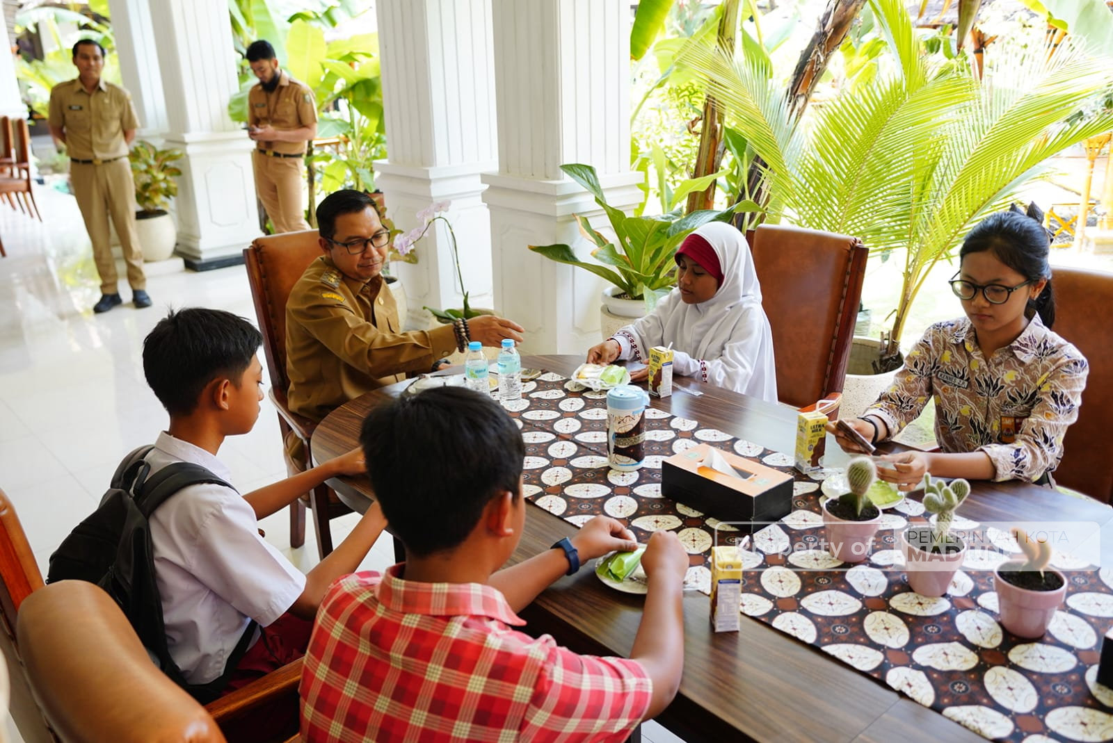 Plt Wali Kota Bersama 10 Pelukis Cilik Pasang Karya Madiun Melukis di Balai Kota