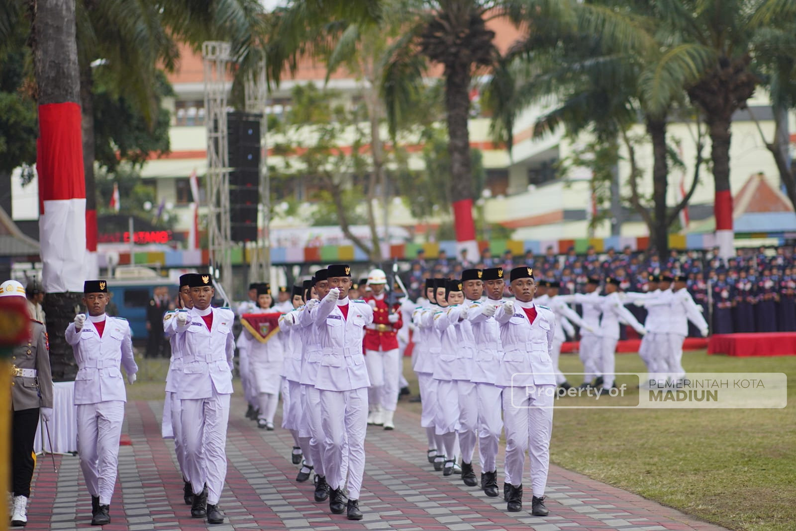 Gelar Upacara Penurunan Sang Merah Putih, Plt Wali Kota Madiun Apresiasi Perjuangan Paskibraka