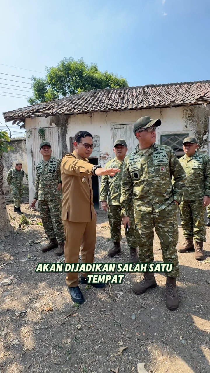 Hari ini (22/9) saya bersama Pangdam V/Brawijaya, Mayjen TNI Rudy Saladin, M.A. meninjau Bazar TNI dalam rangka HUT ke-8...