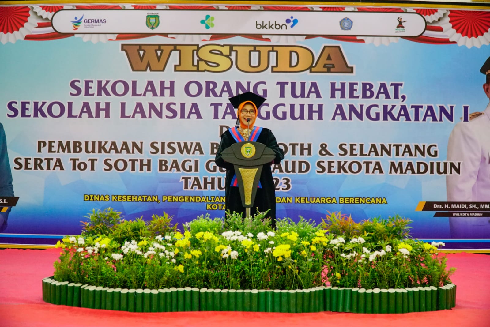 Selesaikan Pendidikan SOTH dan Selantang, Emak-Emak dan Lansia Laksanakan Wisuda