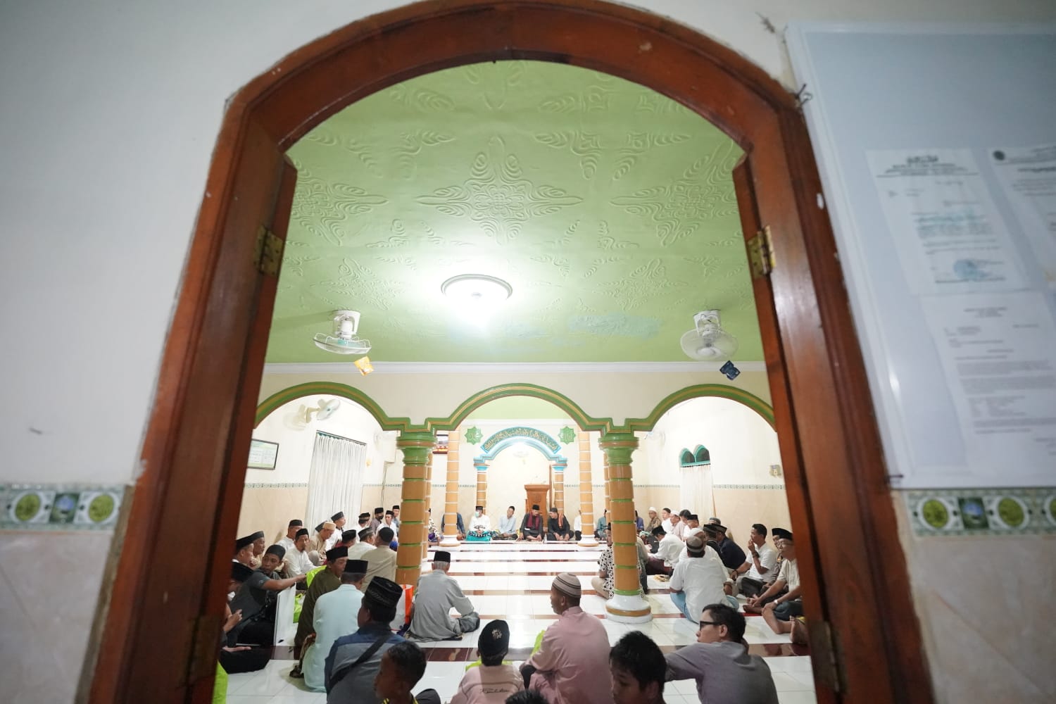 Salat Isya di Masjid Baiturohman Kelurahan Rejomulyo, Jamaah Minta Bantuan Rp 10 Juta, Wali Kota Kasih Rp 15 Juta
