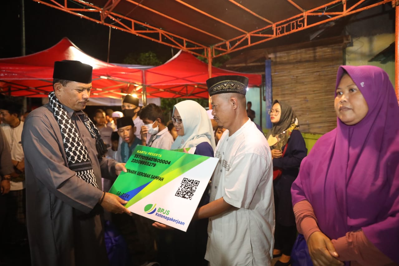 Isya Berjamaah di Musala Baitul Muttaqin, Wali Kota Ajak Masyarakat Sampaikan Aspirasi