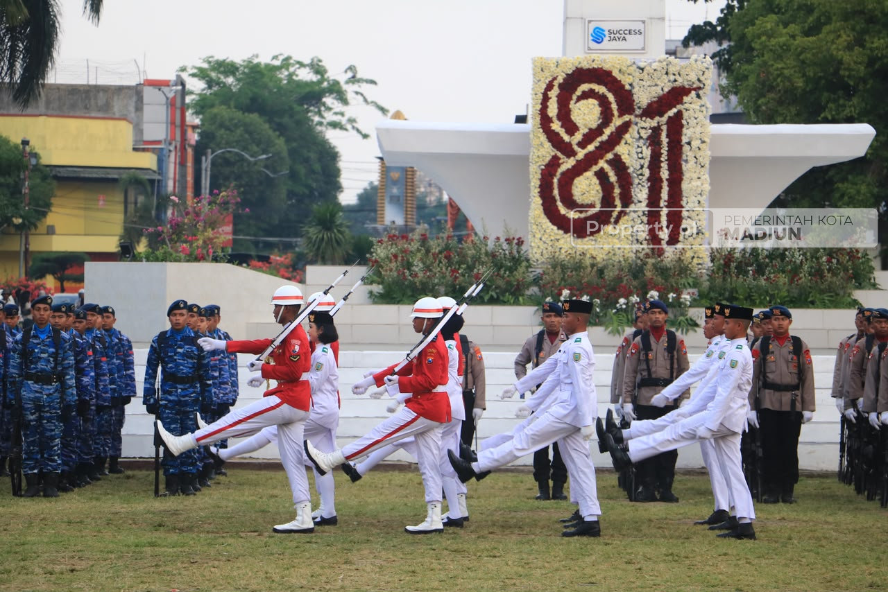 Gelar Upacara Penurunan Sang Merah Putih, Plt Wali Kota Madiun Apresiasi Perjuangan Paskibraka