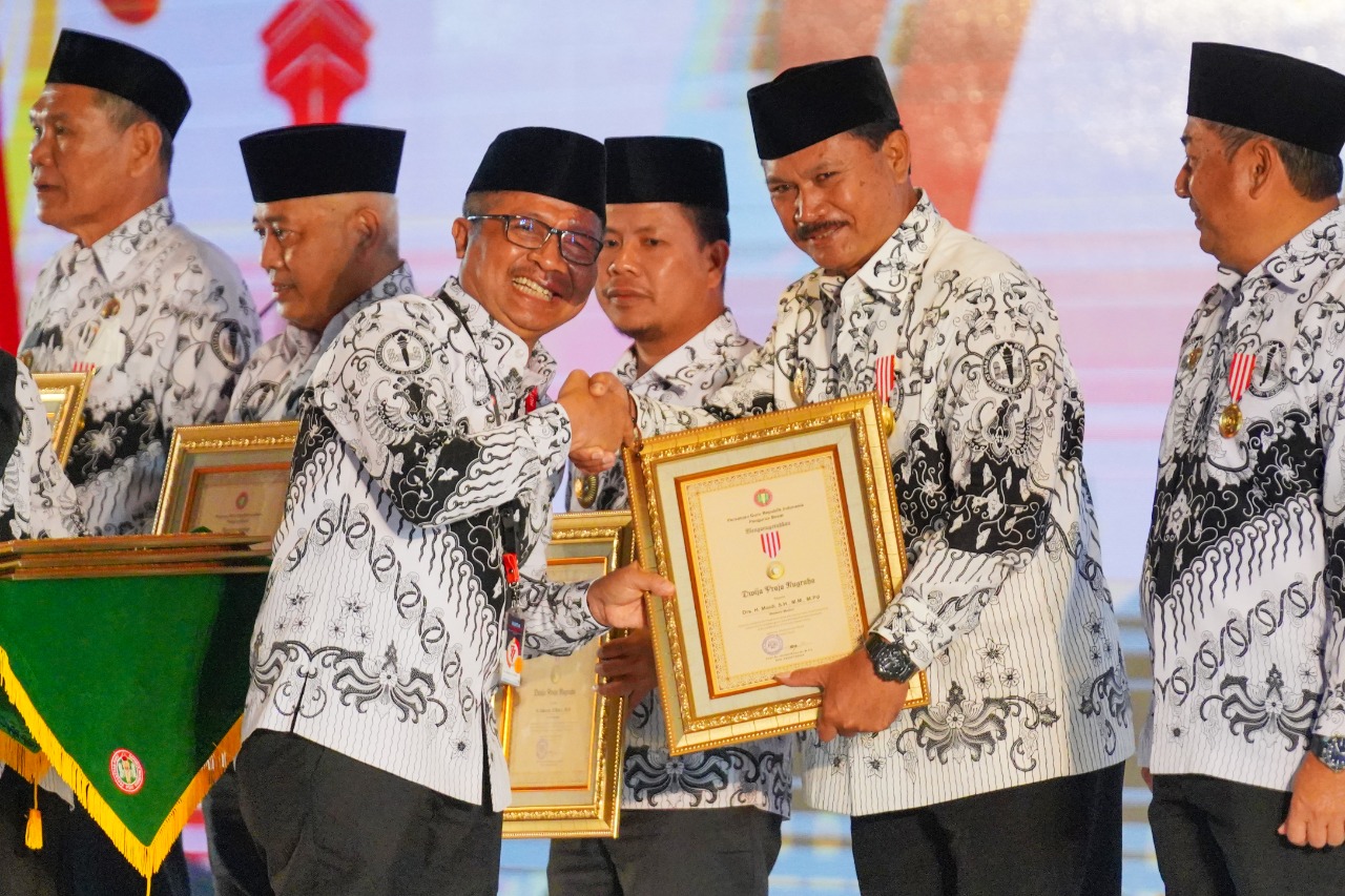 Komitmen Tingkatkan Pendidikan, Wali Kota Maidi Diganjar Anugerah Dwija Praja Nugraha