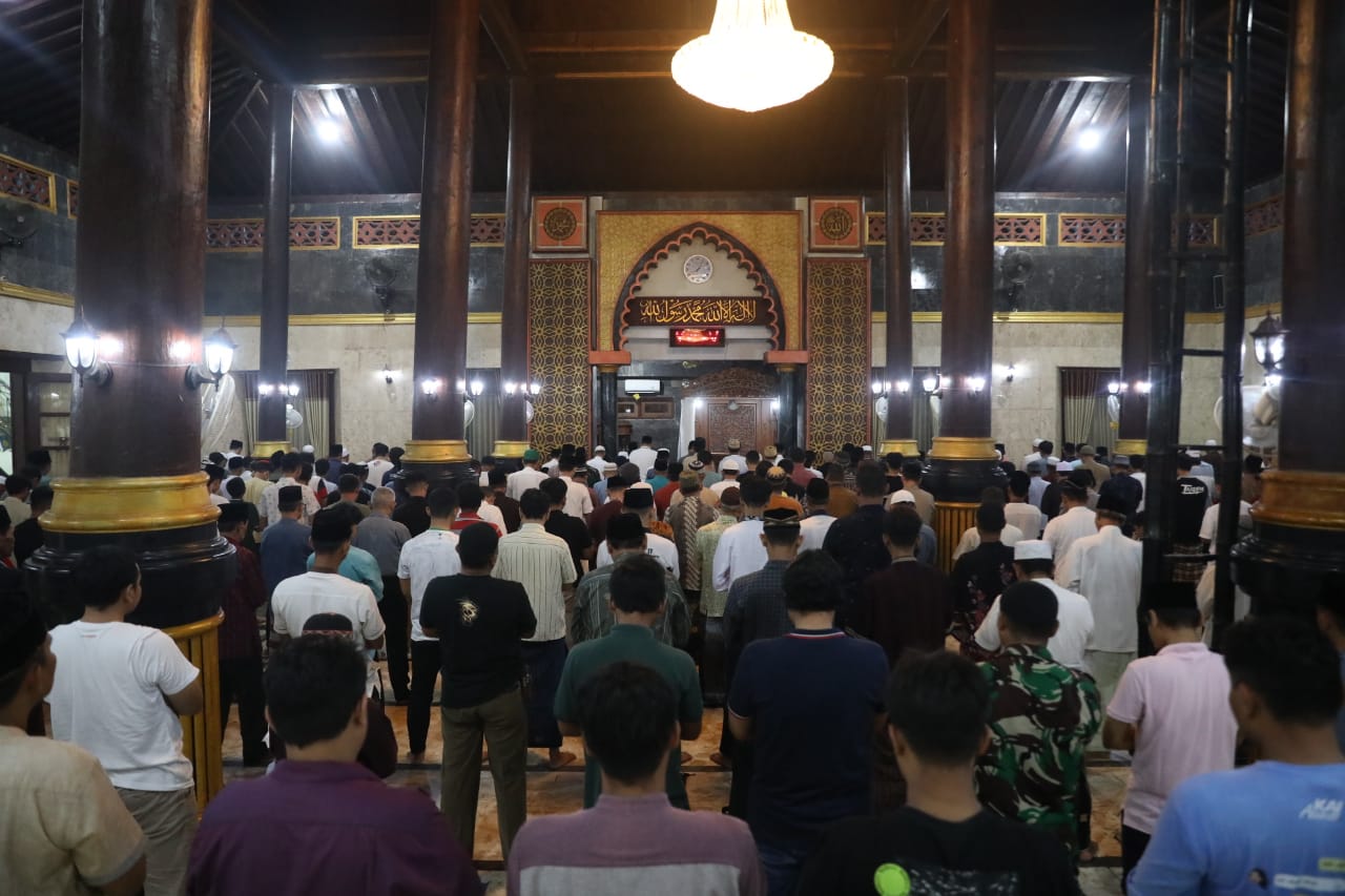 Ikuti Salat Tarawih Perdana, Wali Kota Ajak Umat Muslim Tingkatkan Ibadah