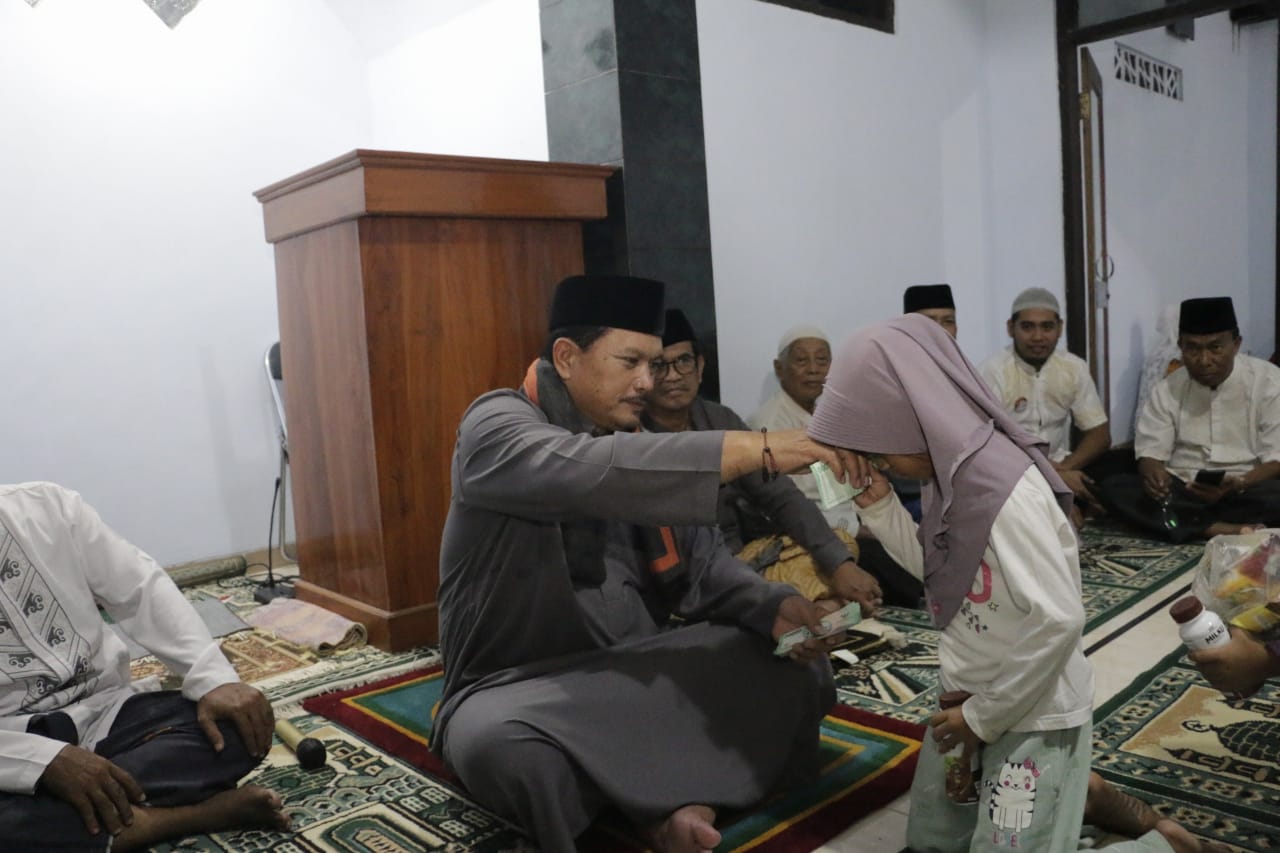 Shalat Isya Berjamaah Di Darul Muttaqien, Wali Kota Sampaikan Oleh-oleh Dari Negeri Kincir Angin