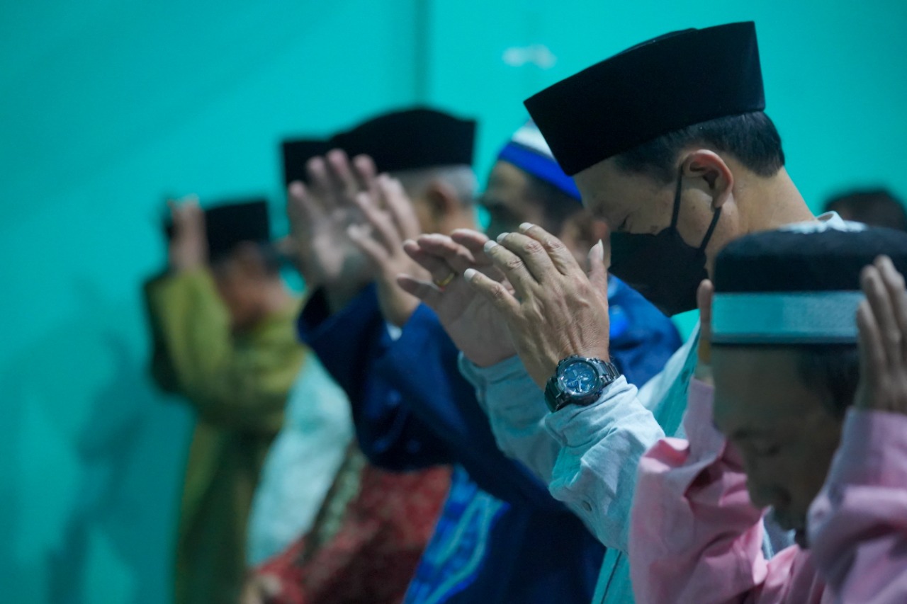 Salat Isya di Musala Al Muhajirin 1, Jamaah Doakan Wali Kota di Akhir Acara