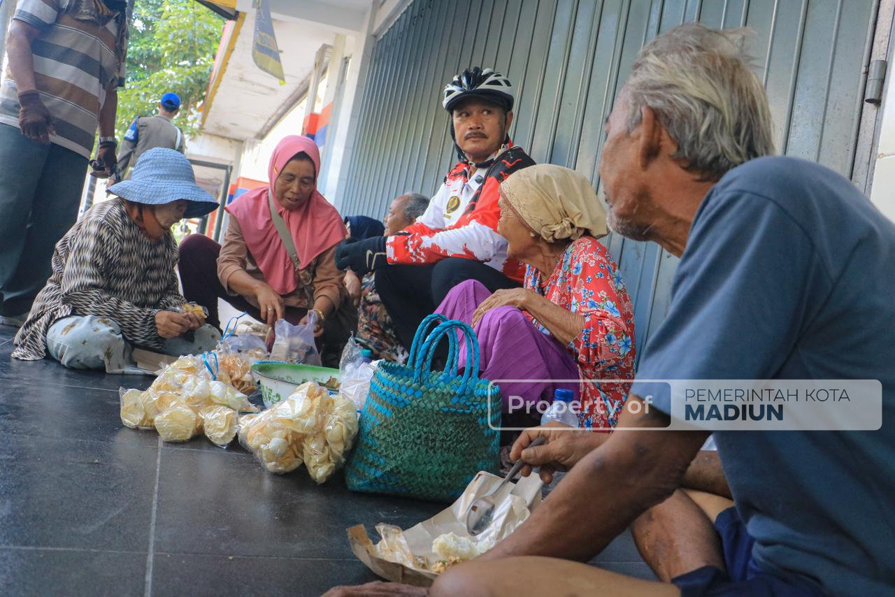 Gowes Sambil Pantau Kota, Wali Kota Madiun Cek Progres MPP dan Sapa Warga di Sepanjang Rute