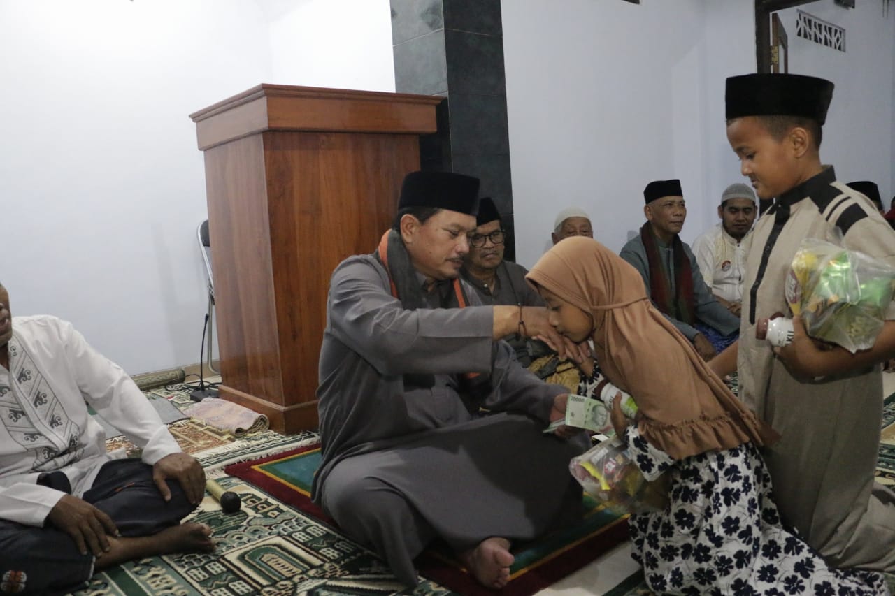 Shalat Isya Berjamaah Di Darul Muttaqien, Wali Kota Sampaikan Oleh-oleh Dari Negeri Kincir Angin