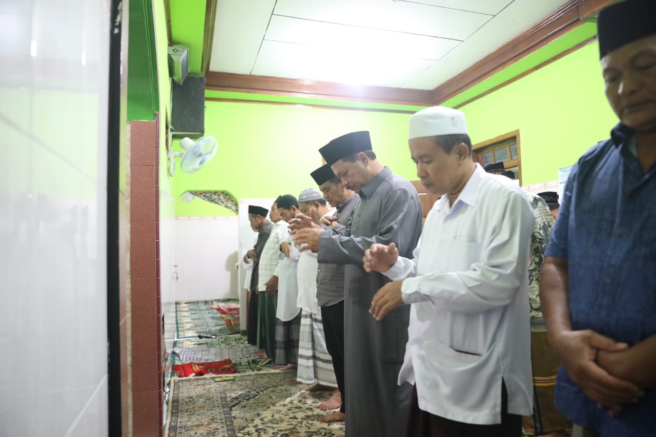 Isya Berjamaah di Musala Baitul Muttaqin, Wali Kota Ajak Masyarakat Sampaikan Aspirasi