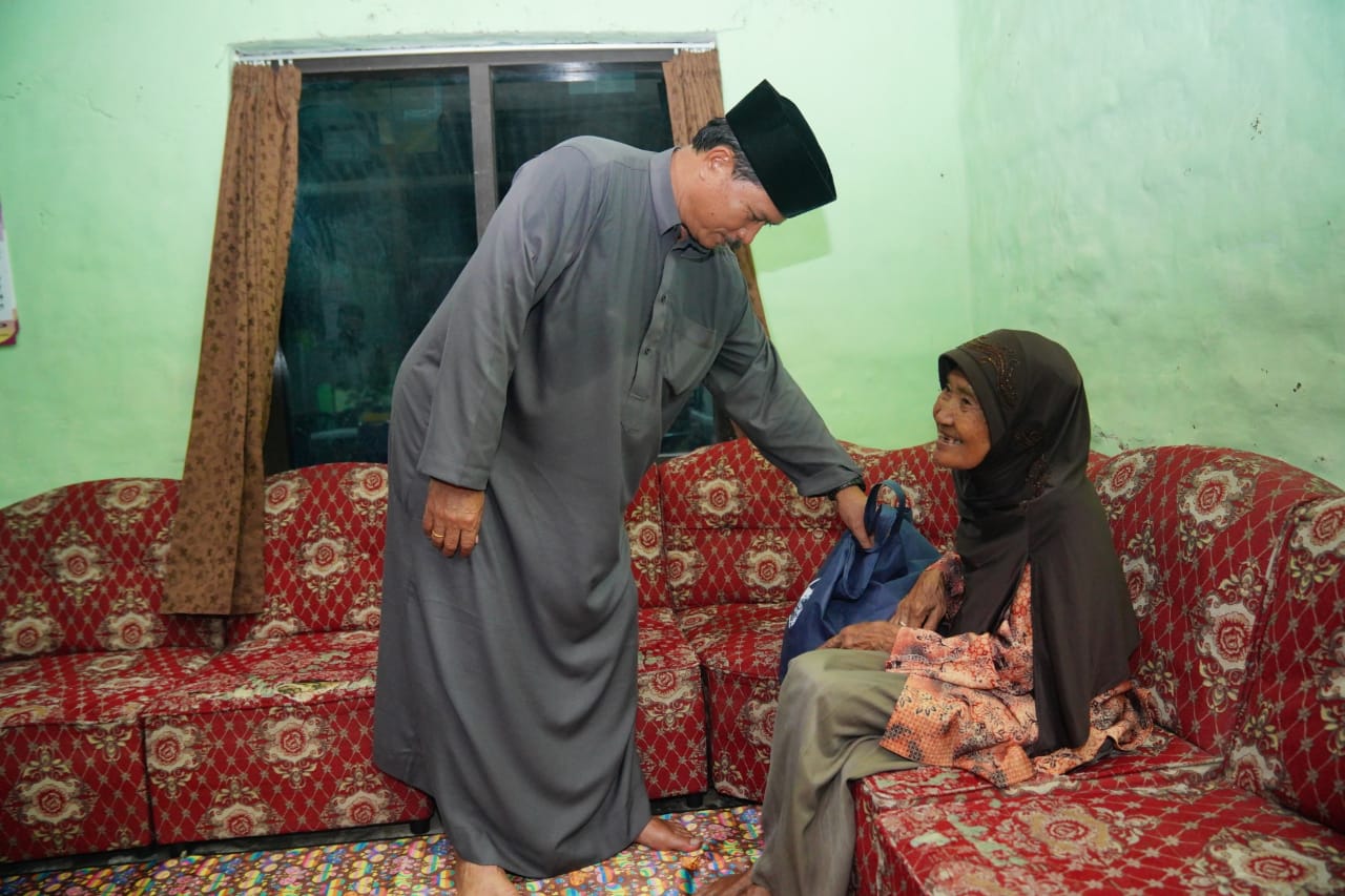 Gelar Kegiatan Bersama Warga, Wali Kota Sampaikan Santunan Untuk Warga