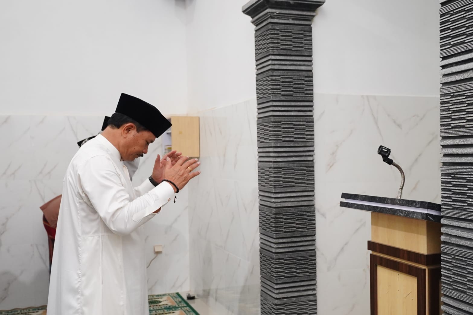 Salat Isya di Musala Baiturahim, Wali Kota Salurkan Bantuan Pembangunan Rp 50 Juta