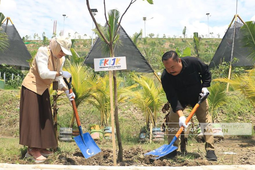 Dukung Pengelolaan Sampah Berkelanjutan, OJK Kediri Serahkan Ratusan Bibit Tanaman