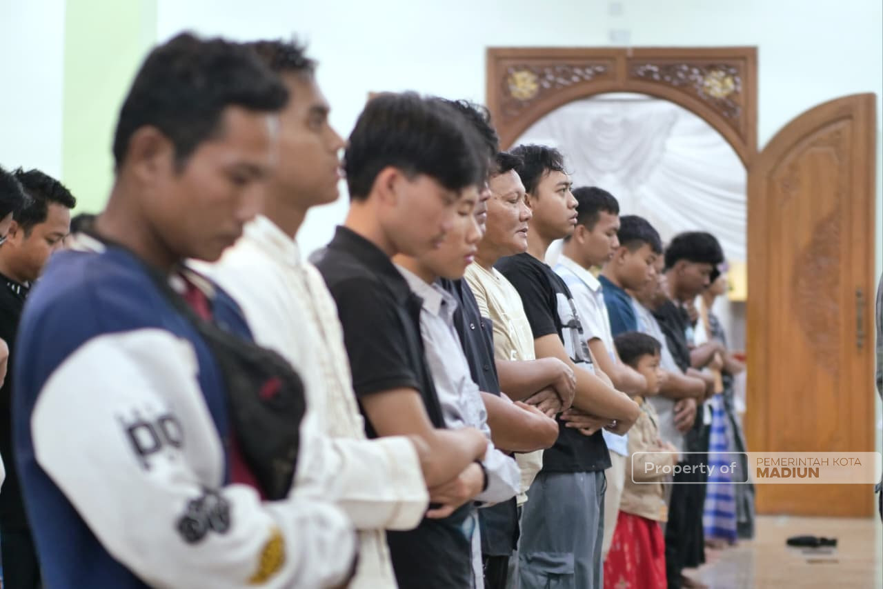Plt Wali Kota Madiun Hadiri Tarawih Perdana, Ajak Warga Sambut Ramadan dengan Tertib dan Penuh Berkah