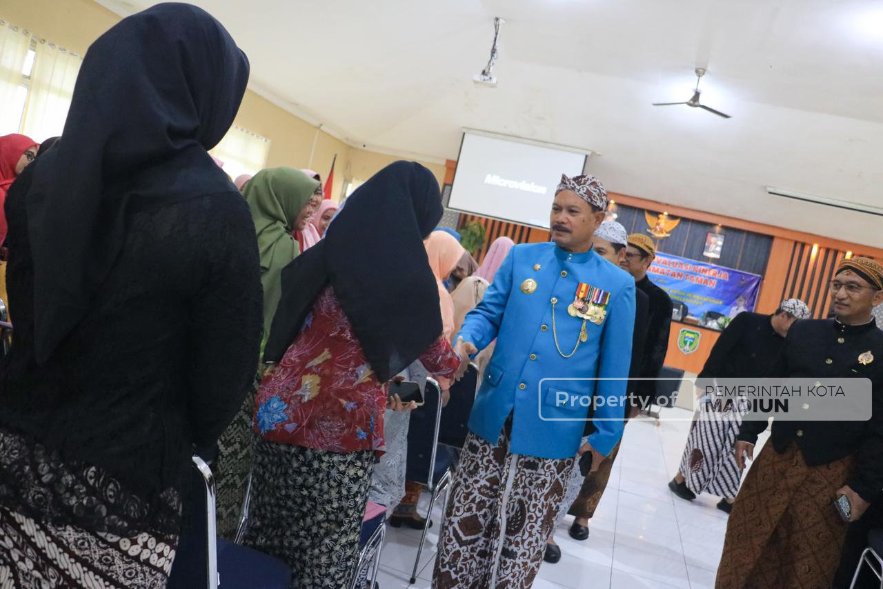 Hadiri Pembinaan Pegawai Kecamatan Taman, Wali Kota Madiun Tekankan Tiga Prioritas dalam Bekerja