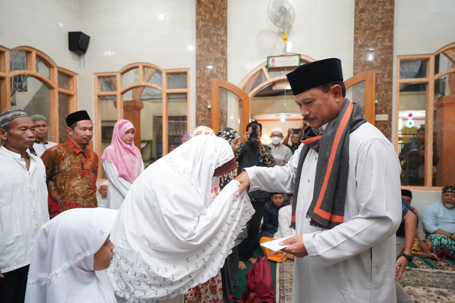 Salat Isya di Masjid Al-Furqon, Wali Kota Belanja Masalah Langsung dari Jamaah