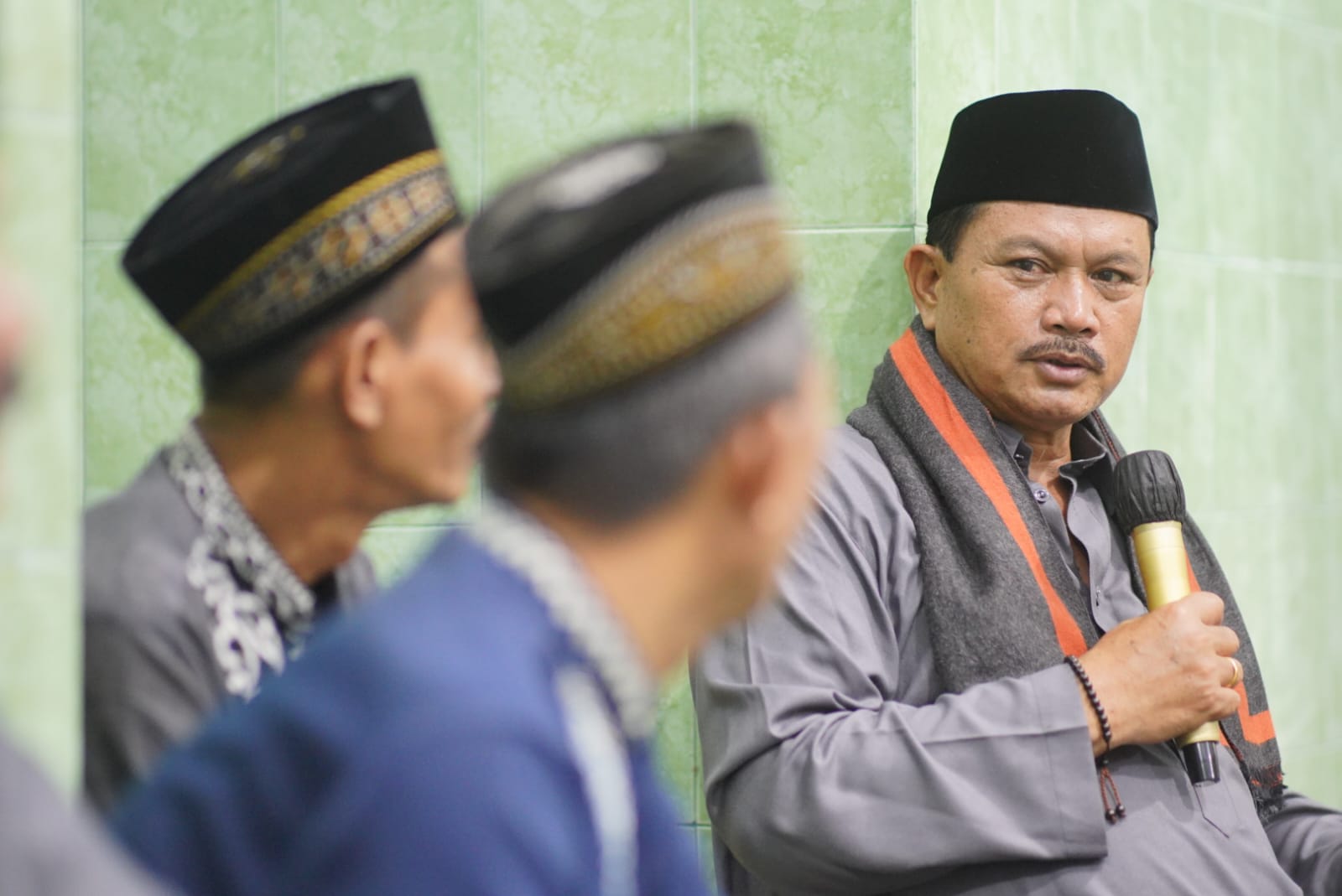 Wali Kota Salat Isya di Musala Al Palang, Juga Bersilaturahmi Hingga Salurkan Bantuan