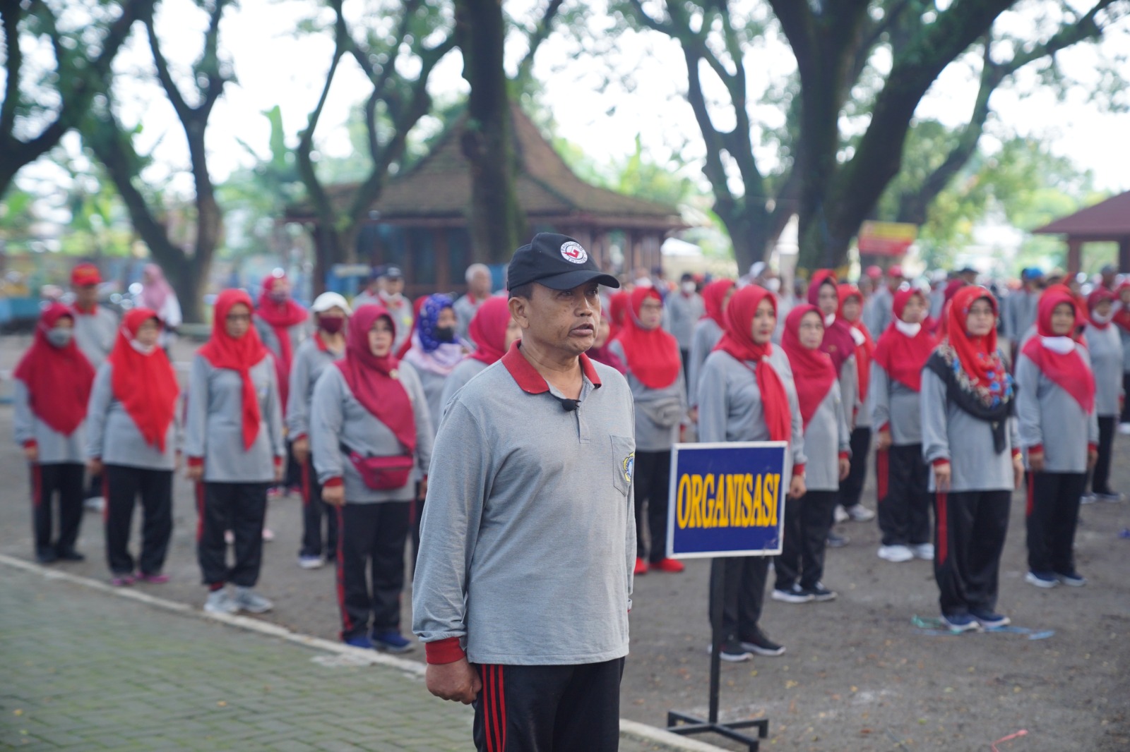 Gelar Senam Lansia, Wali Kota Sosialisasikan Program Laptop Gratis