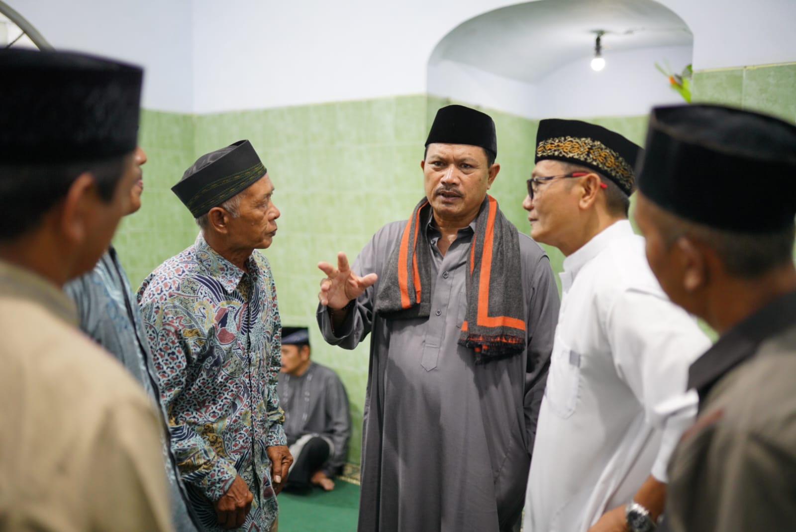 Wali Kota Salat Isya di Musala Al Palang, Juga Bersilaturahmi Hingga Salurkan Bantuan