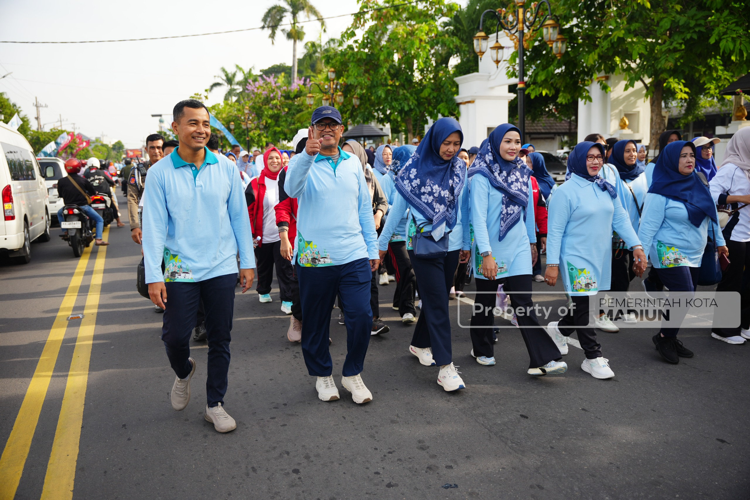Peringatan HKN ke-61, Sekda Kota Madiun Pimpin Jalan Sehat dan Tekankan Pentingnya Generasi Sehat