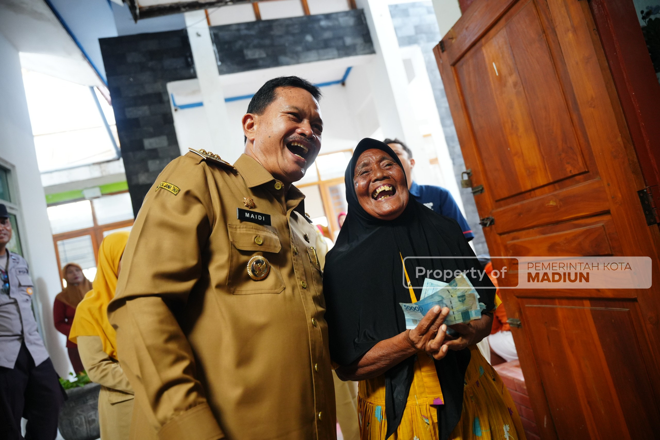 Serahkan BLT Kesra 2025, Wali Kota Harap Bantuan Digunakan Tepat Sasaran