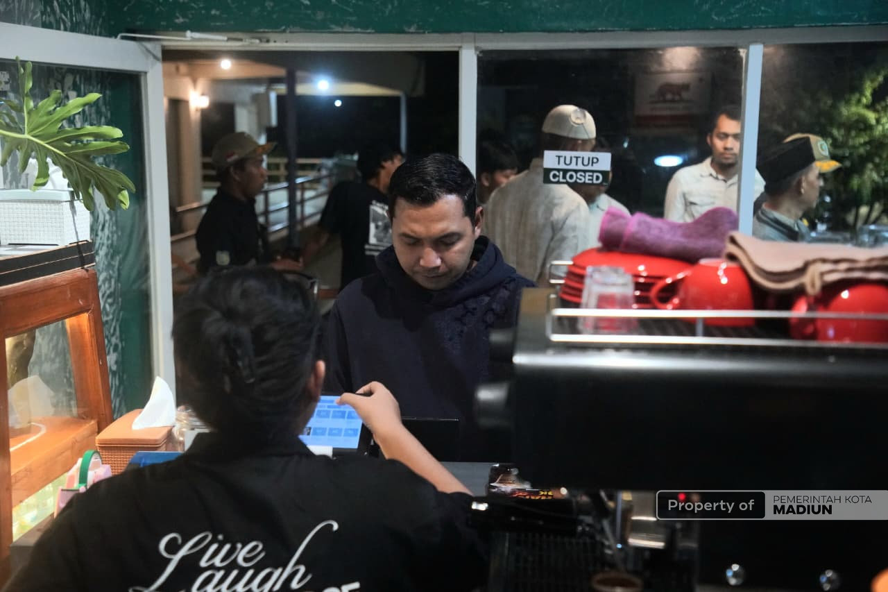 Keliling Fasum Lagi, Plt wali kota Cek Alun-alun dan Foodcourt Lantai Dua Pasar Sleko