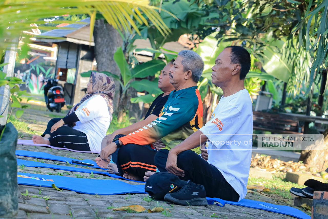 Di Tengah Padat Agenda, Wali Kota Madiun Tetap Jaga Kesehatan Lewat Yoga Pagi