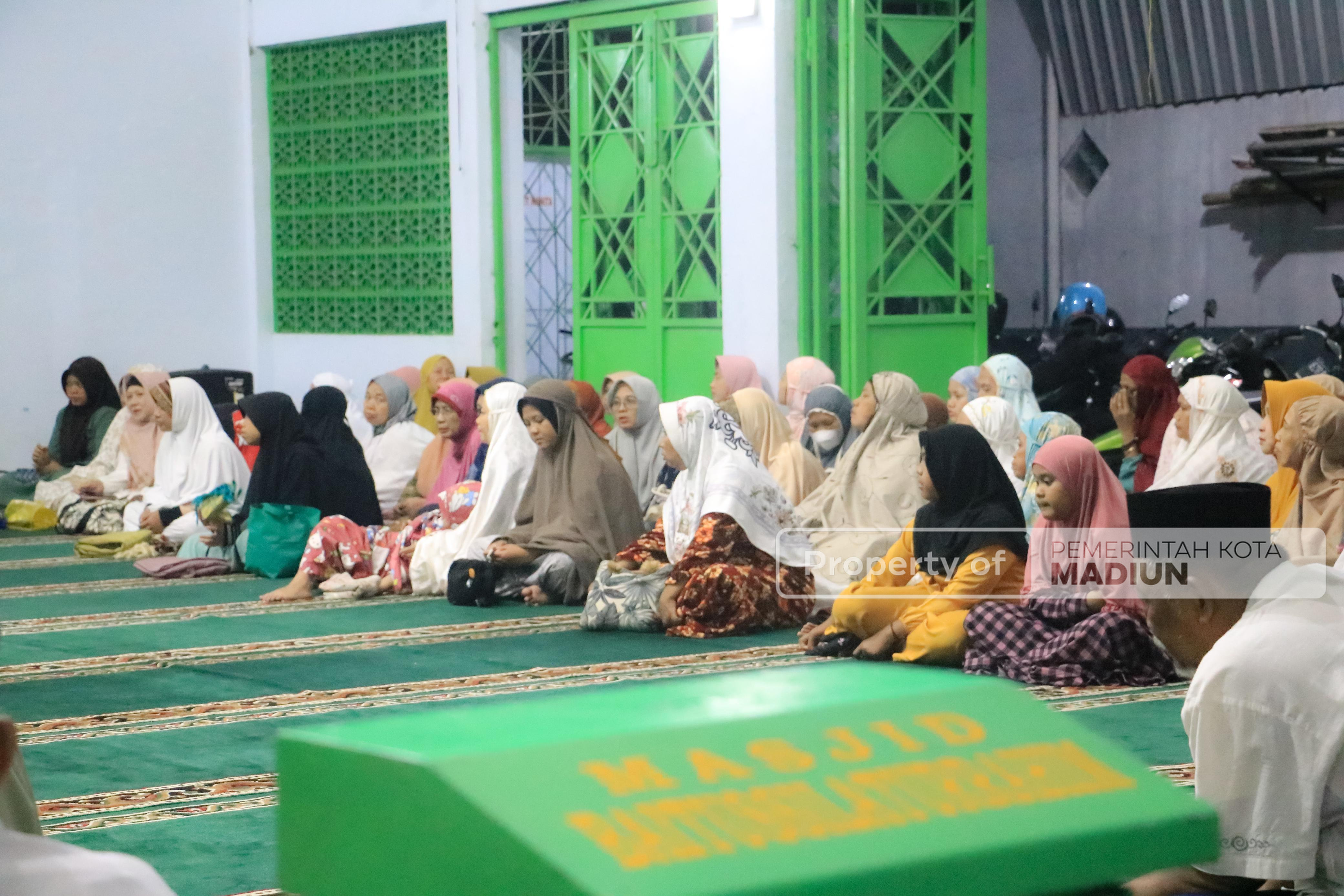 Salat Isya di Masjid Baitussilaturrahmin, Wali Kota Ajak Masyarakat Senantiasa Jaga Kerukunan