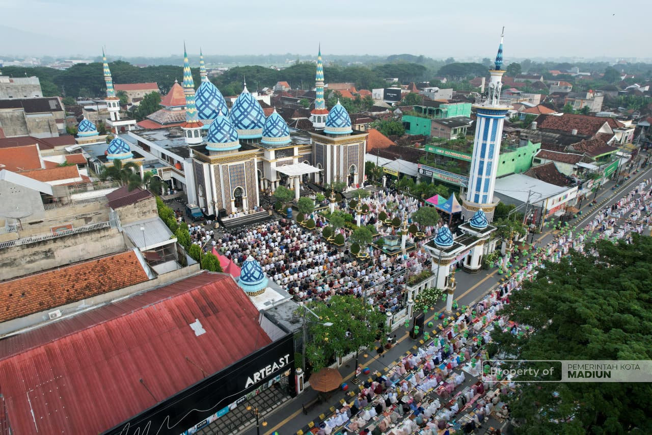 Ribuan Umat Muslim Padati Masjid Agung Baitul Hakim, Plt Wali Kota Madiun Ajak Bangun Daerah di Hari Kemenangan