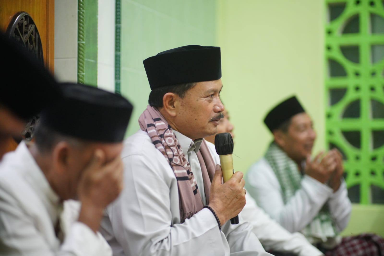 Salat Isya di Masjid Al Falah, Wali Kota Juga Sampaikan Program Pembangunan Kepada Jemaah