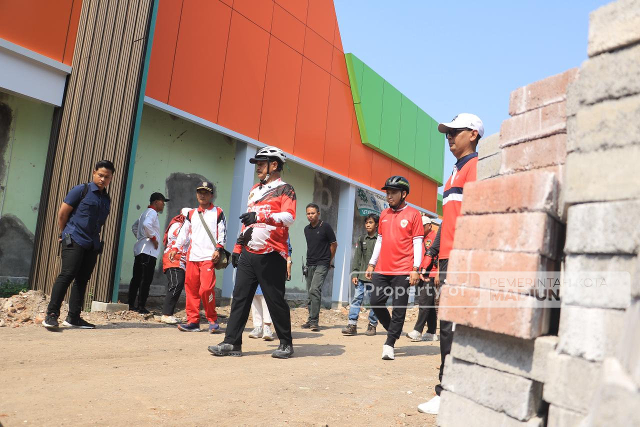 Gowes Sambil Pantau Kota, Wali Kota Madiun Cek Progres MPP dan Sapa Warga di Sepanjang Rute