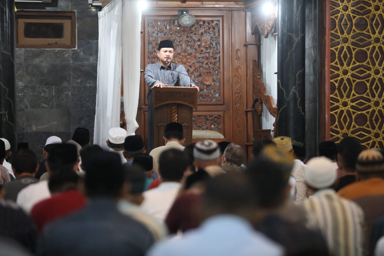 Ikuti Salat Tarawih Perdana, Wali Kota Ajak Umat Muslim Tingkatkan Ibadah