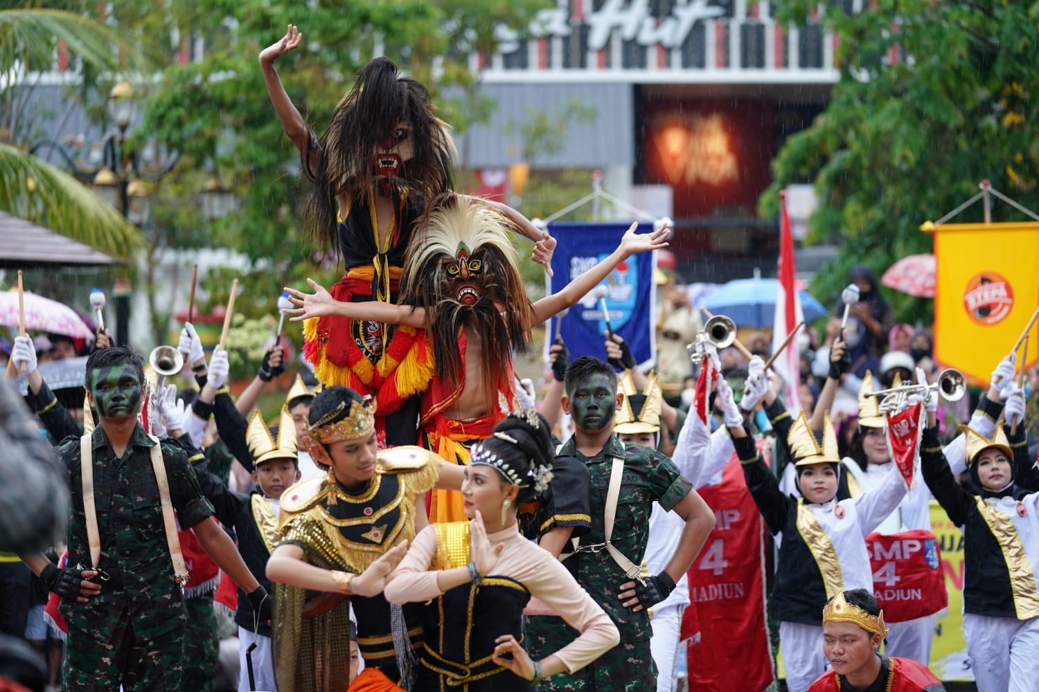 Parade Senja Kembali Tersaji, Kali Ini Tim SMPN 4 dan MAN 2 Kota Madiun yang Unjuk Gigi