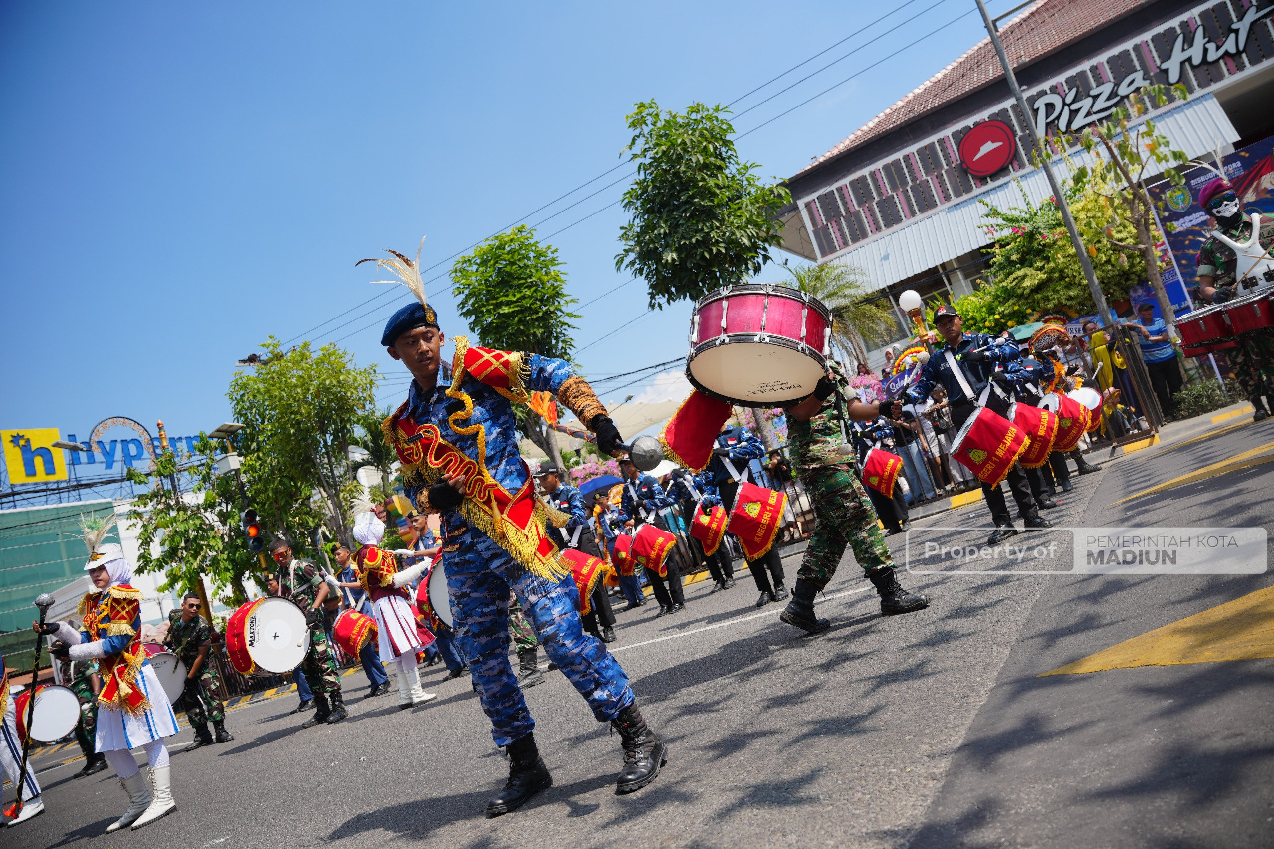 Parade Military Drumband Semarakkan HUT ke-108 Kota Madiun, Plt Wali Kota Harap Ekonomi Lokal Kian Bergeliat