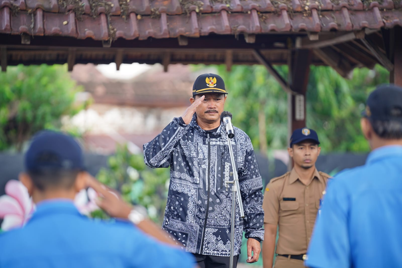 Serahkan SK Pensiun Kepada Pegawai PDAM, Wali Kota Pesan Pensiunan Tetap Produktif