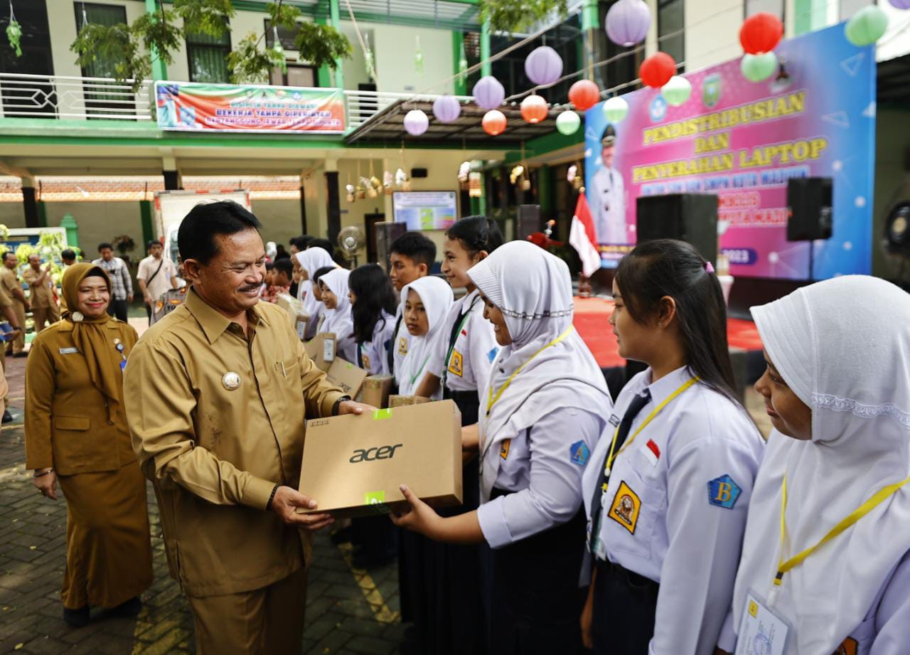 Laptop Gratis Dibagikan Kepada Siswa, Wali Kota Harap Peningkatan SDM Berkualitas Di Kota Pendekar