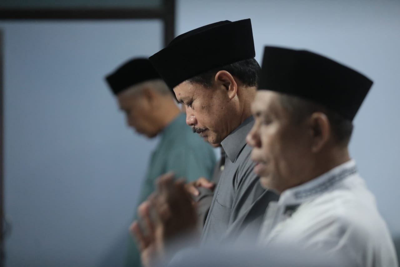 Shalat Isya Berjamaah Di Darul Muttaqien, Wali Kota Sampaikan Oleh-oleh Dari Negeri Kincir Angin