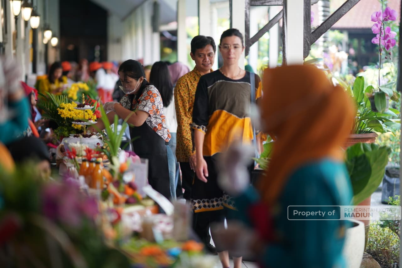 Ketua TP PKK Provinsi Jatim Arumi Terpukau Hasil Cipta Kreasi Jajan Khas Peringatan Hari Jadi, Plt Wali Kota Bakal Patenkan Produk Pemenang dan Beri Pelatihan Khusus