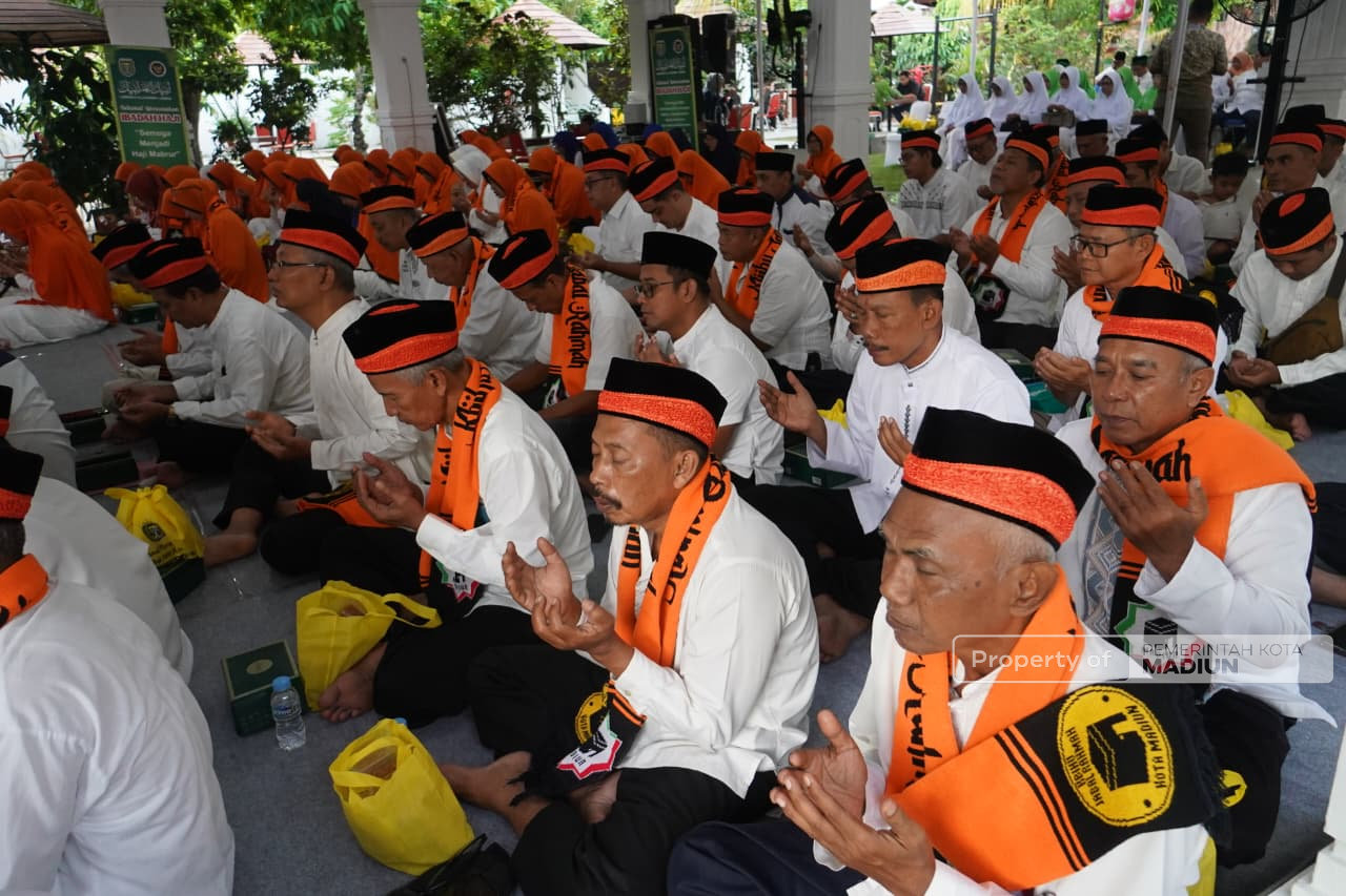 Jelang Keberangkatan Haji, Plt Wali Kota Madiun Ingatkan CJH Jaga Kesehatan dan Ikuti Arahan Pembimbing