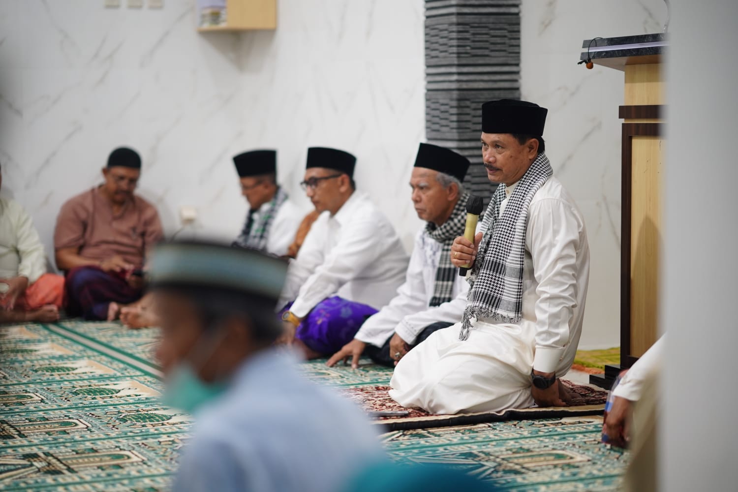 Salat Isya di Musala Baiturahim, Wali Kota Salurkan Bantuan Pembangunan Rp 50 Juta