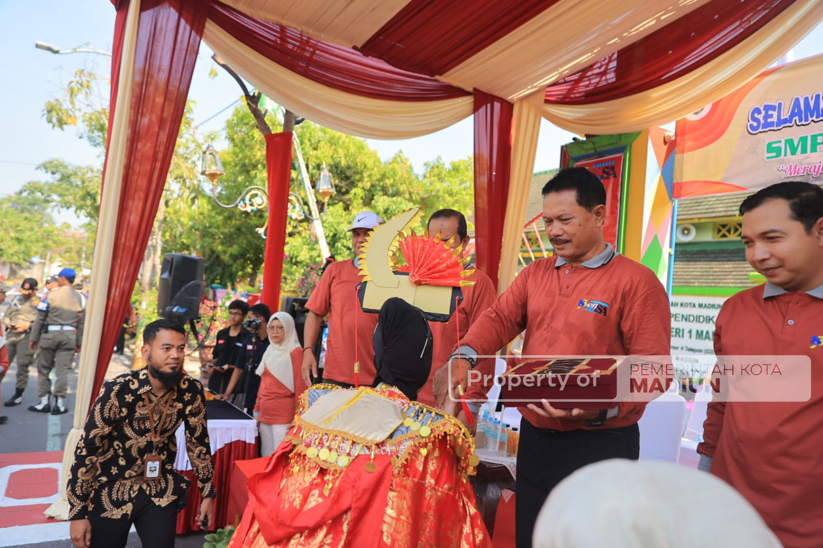 Wali Kota Madiun Apresiasi Pawai SMPN 1, Dorong Tampil di Ajang Apeksi Bali 2026
